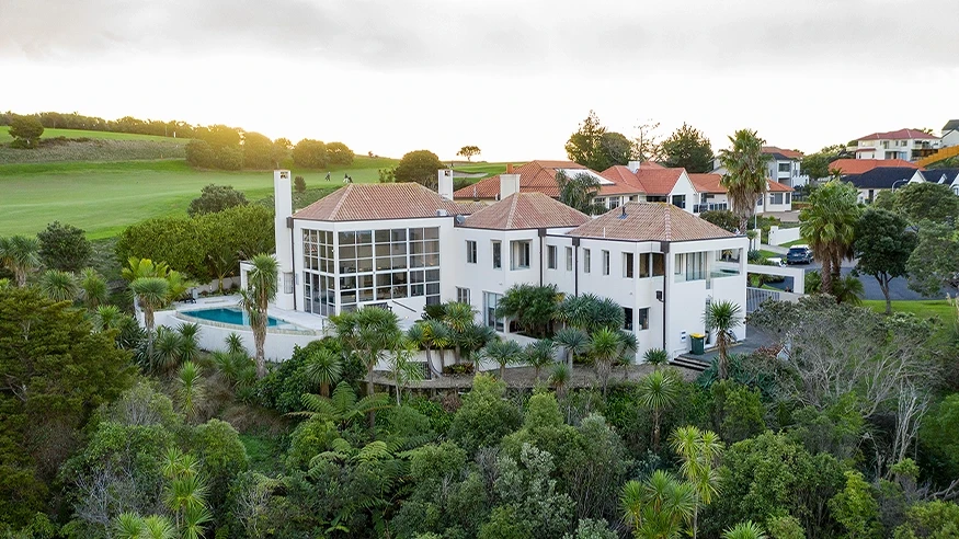 Des Dass’ luxury cliff home in New Zealand.