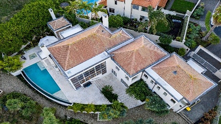 An overhead shot of Des Dass’ home, showcasing the pool on its side.