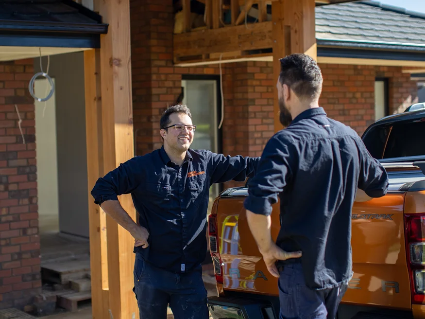 Two electricians, members of Club PDL, having a conversation.