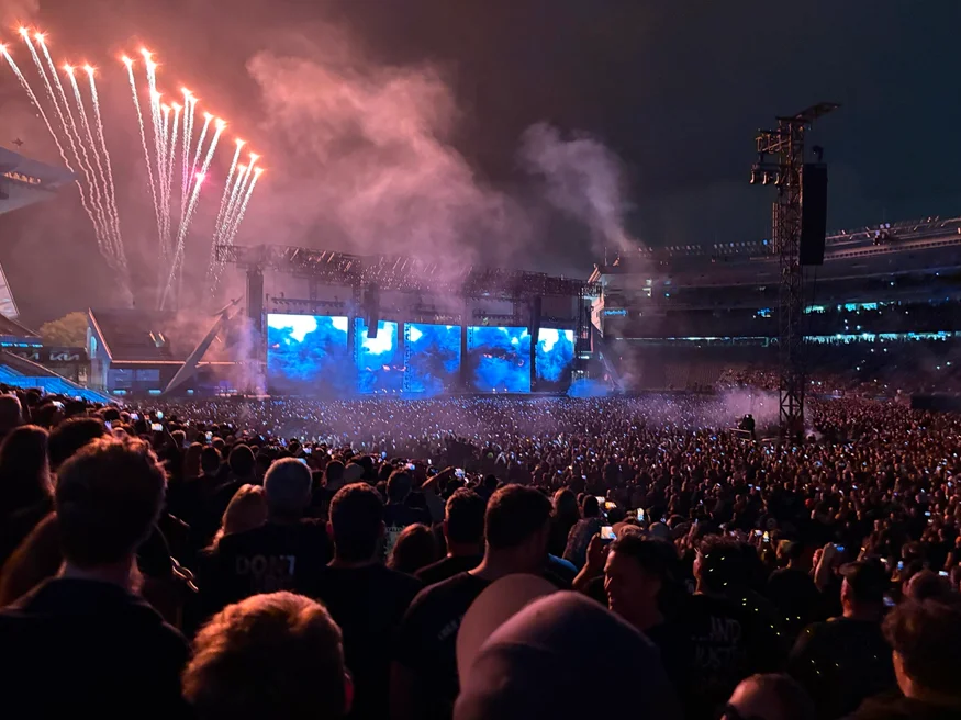 Club PDL members attending a concert.