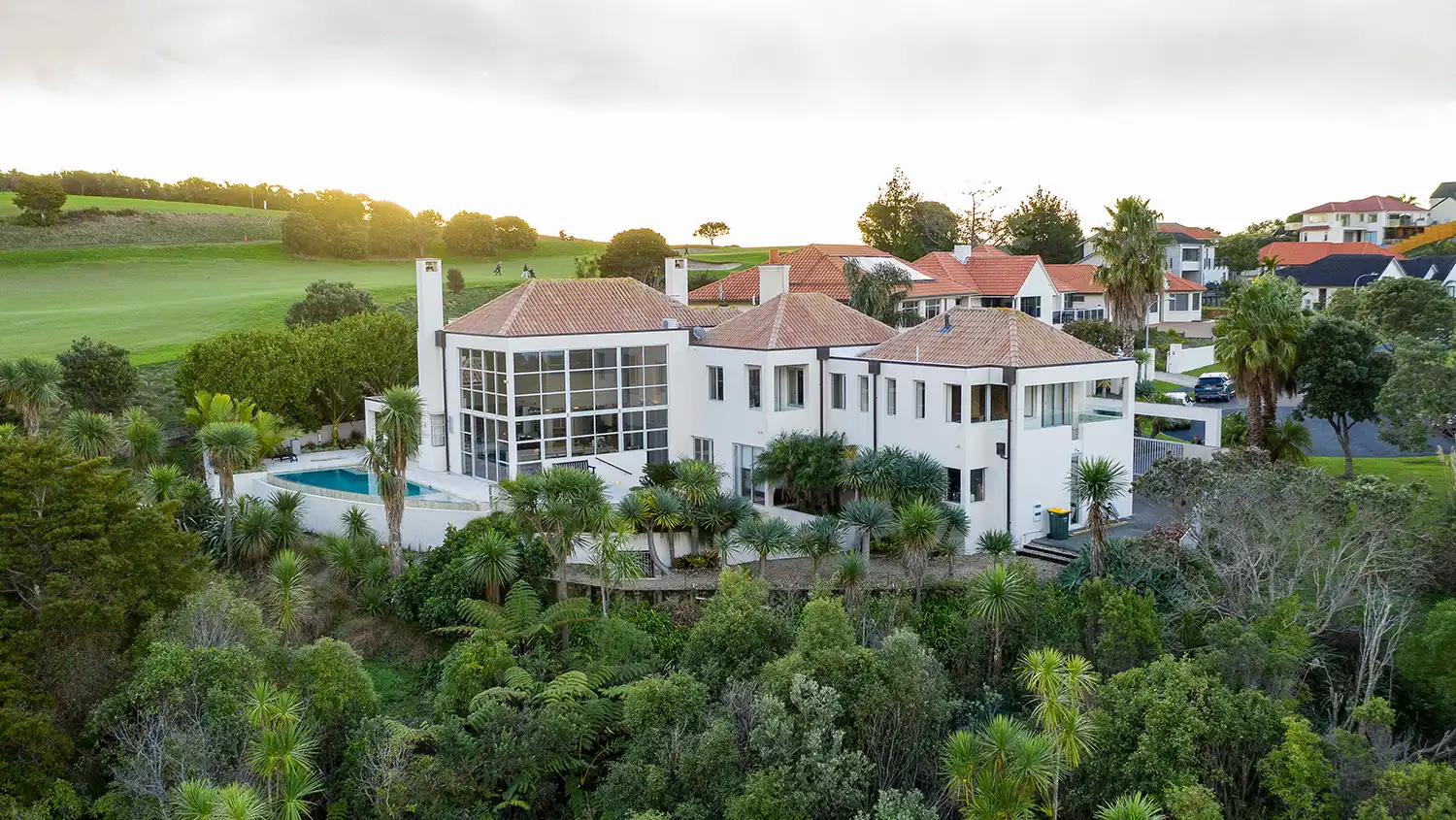 Des Dass’ luxury cliff home in New Zealand.