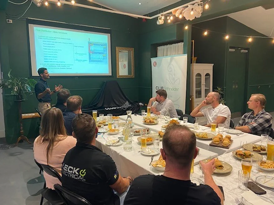 Club PDL members listening to a presentation while enjoying dinner.