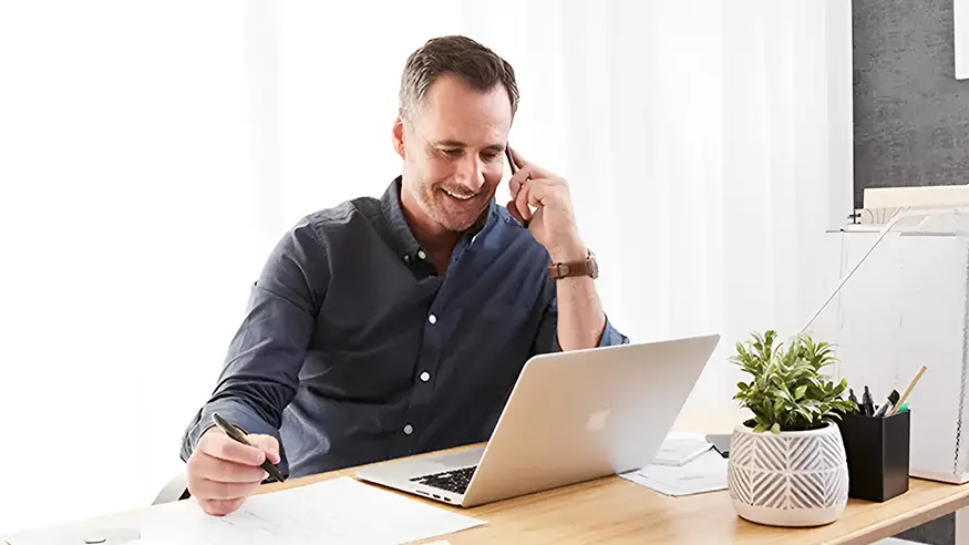 A man reading the PDL mailing list newsletter on his laptop.